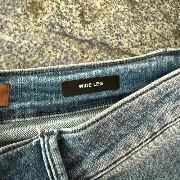 Judy Blue Forgetting You Cropped Blue Jeans with Braided side Detail 16 W - Picture 11 of 15